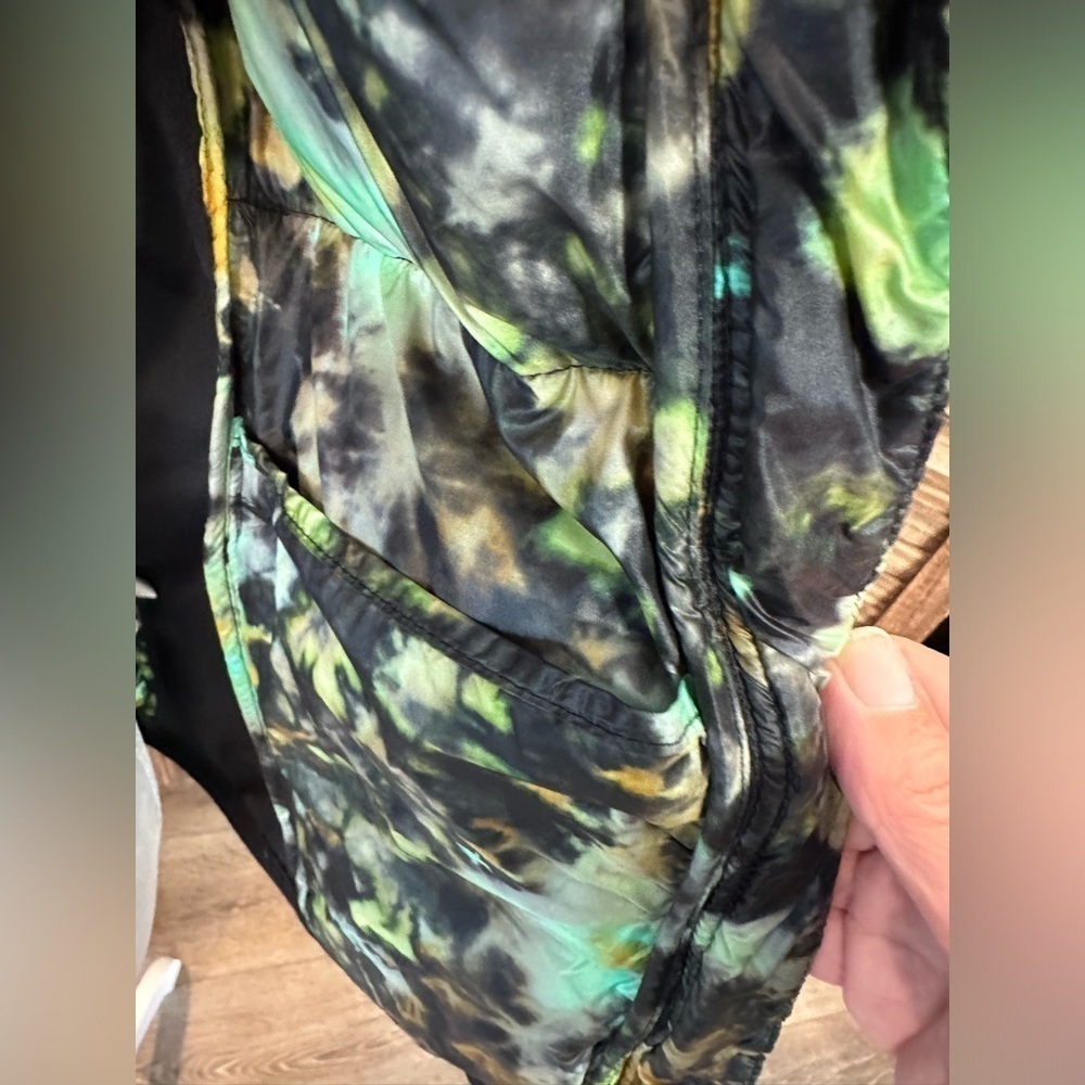 Fabletics Elliot Packable Puff Vest Tie Dye Trip - Picture 5 of 13